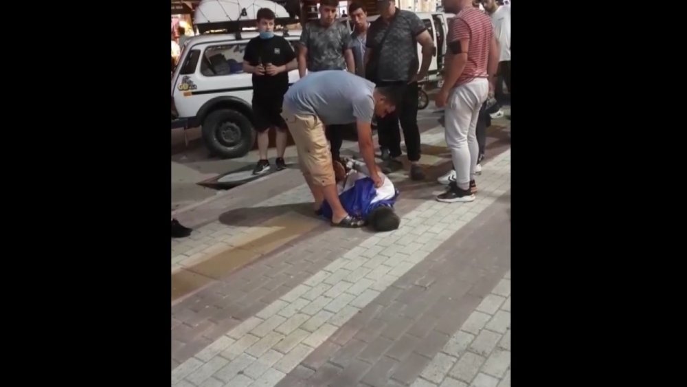 Bursa'da hareketli anlar! Bıçak çekene kelepçe takıp rezil etti