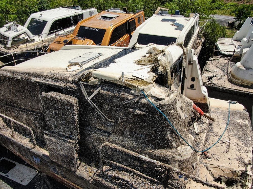 Jet Fadıl'ın deniz taksileri çürüyor