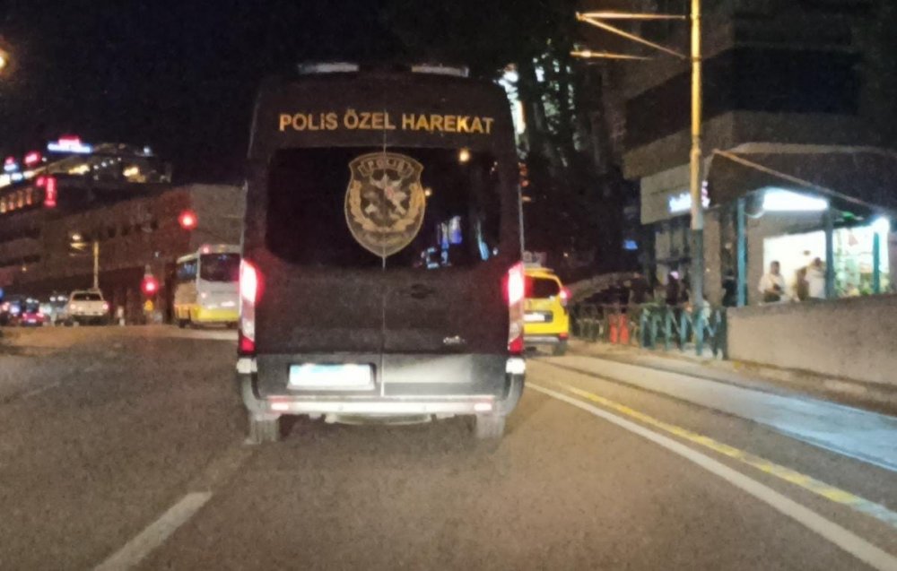 Kız kardeşlerini rehin alan şahıs polise ateş açtı! Özel harekat sokağı kapattı