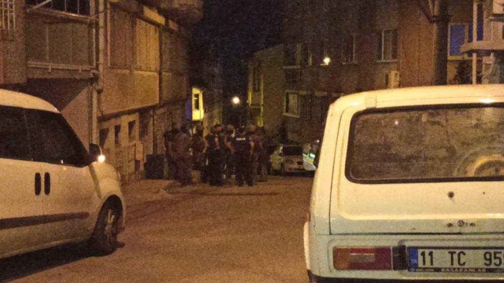 Kız kardeşlerini rehin alan şahıs polise ateş açtı! Özel harekat sokağı kapattı