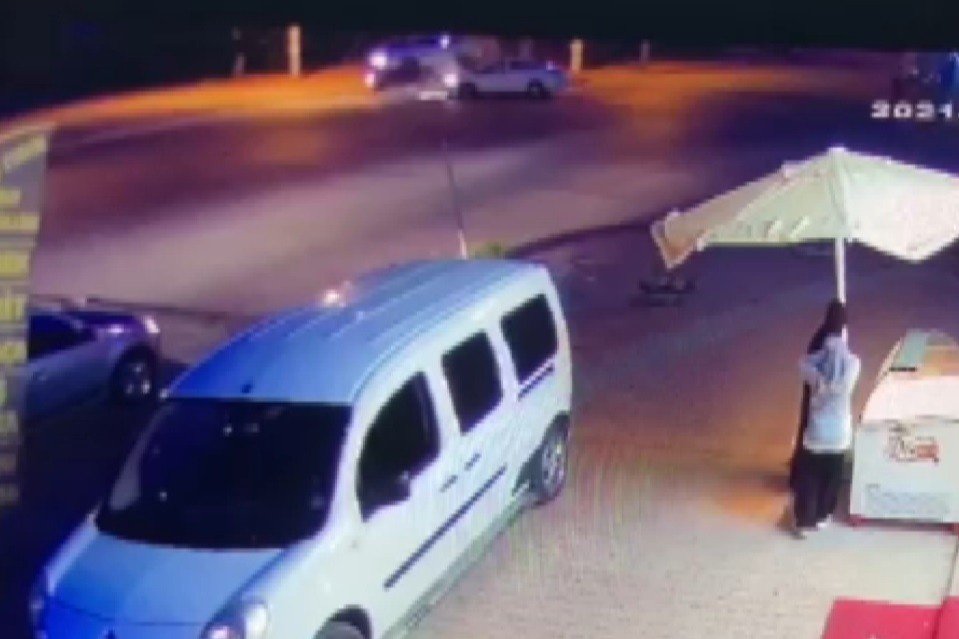 Konya'daki kazanın görüntüleri ortaya çıktı! Minibüs devrildi otomobil ağaca çarptı: 7 yaralı