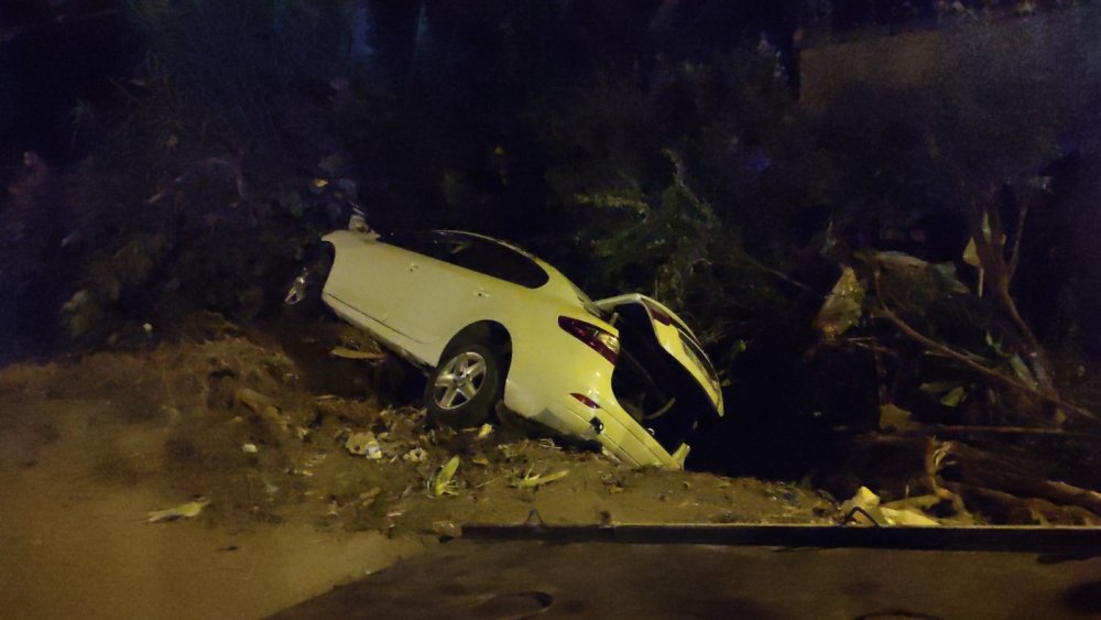 Otomobil evin bahçesine uçtu