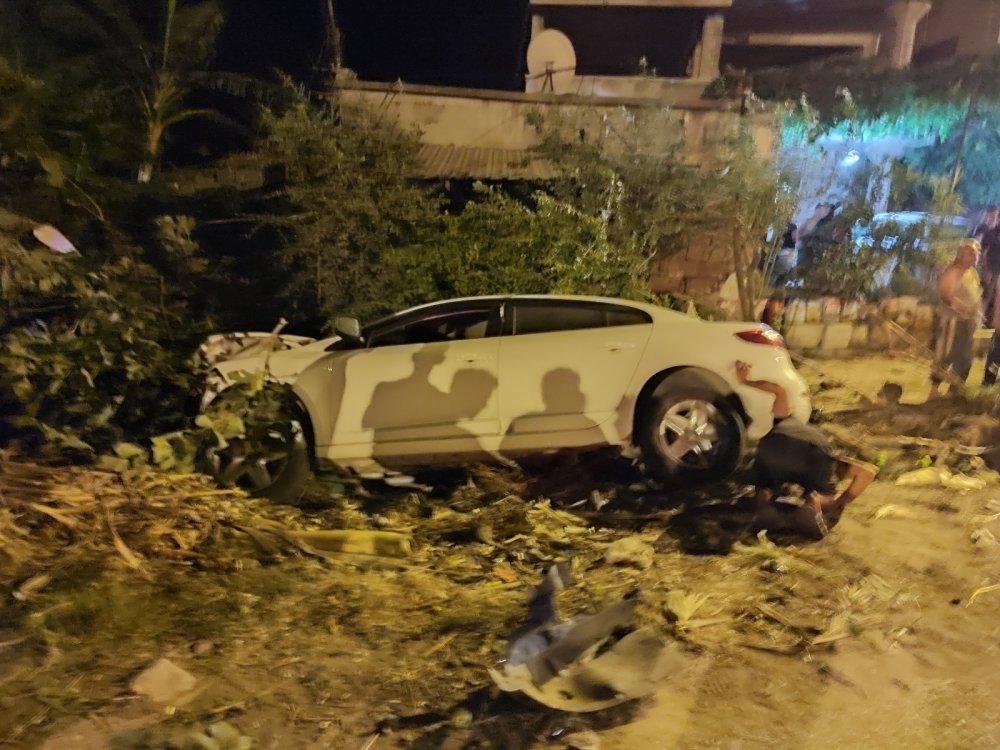 Otomobil evin bahçesine uçtu