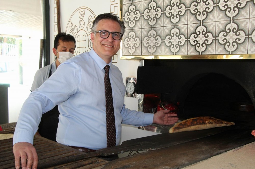 Romanya Büyükelçisi Tinca Nevşehir'de taş fırında yemek pişirdi