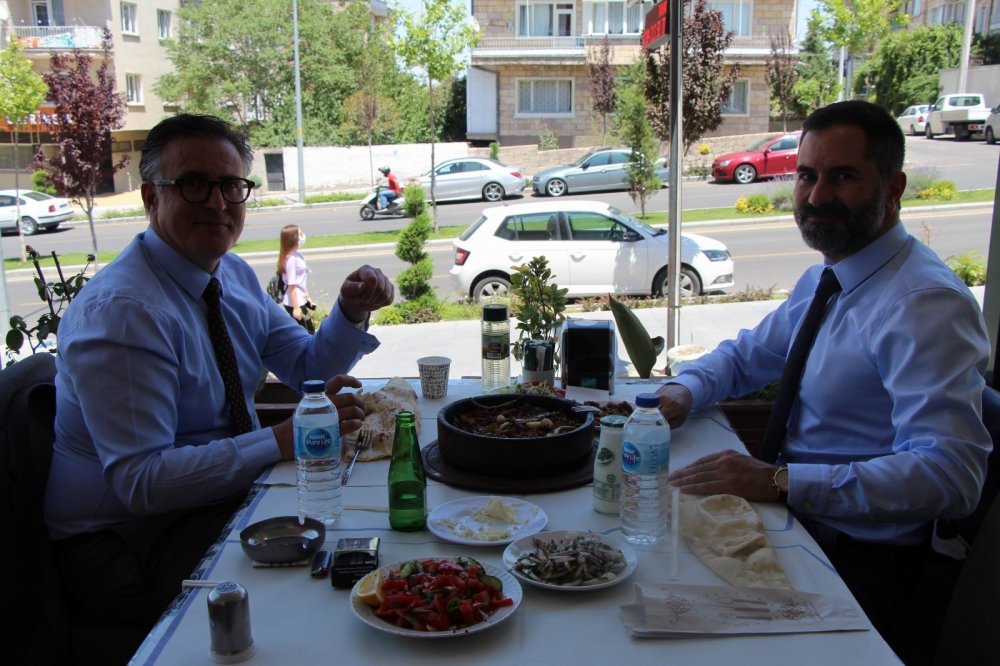 Romanya Büyükelçisi Tinca Nevşehir'de taş fırında yemek pişirdi