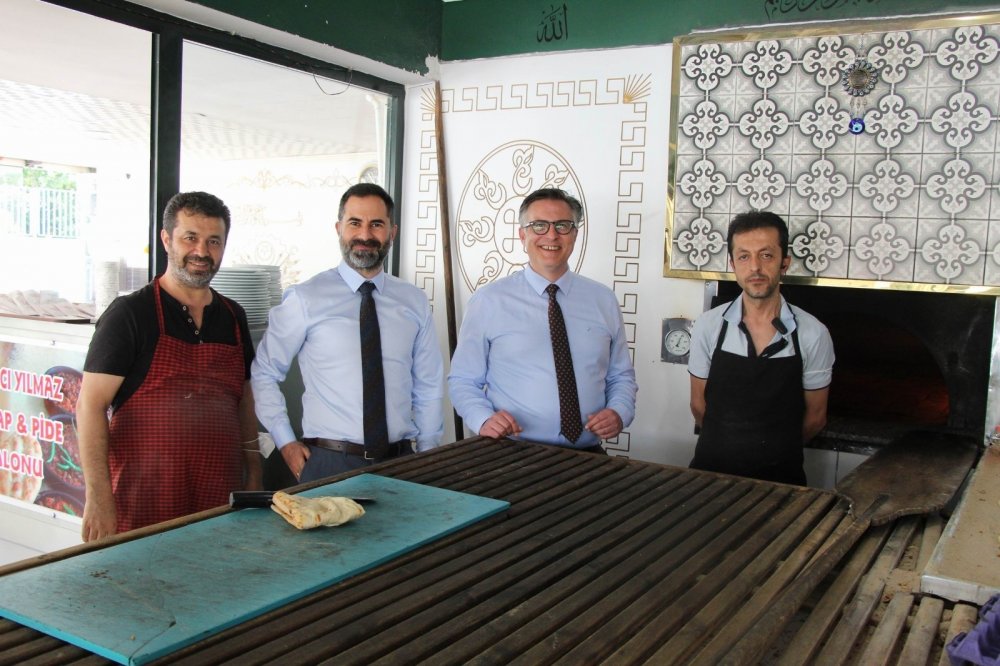 Romanya Büyükelçisi Tinca Nevşehir'de taş fırında yemek pişirdi
