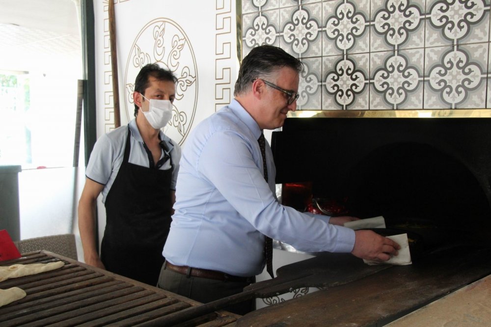 Romanya Büyükelçisi Tinca Nevşehir'de taş fırında yemek pişirdi