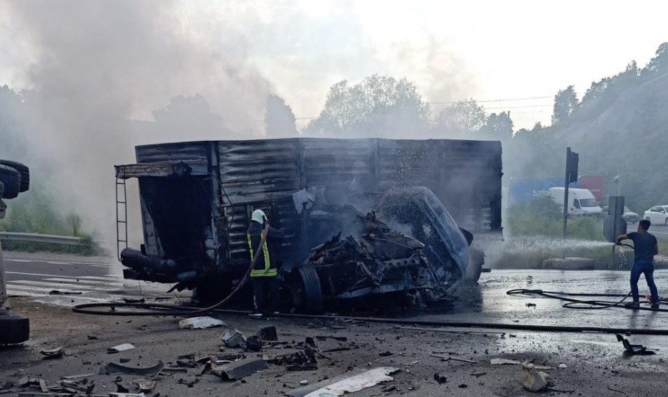 Tırlar çarpıştı! Biri alev alev yandı