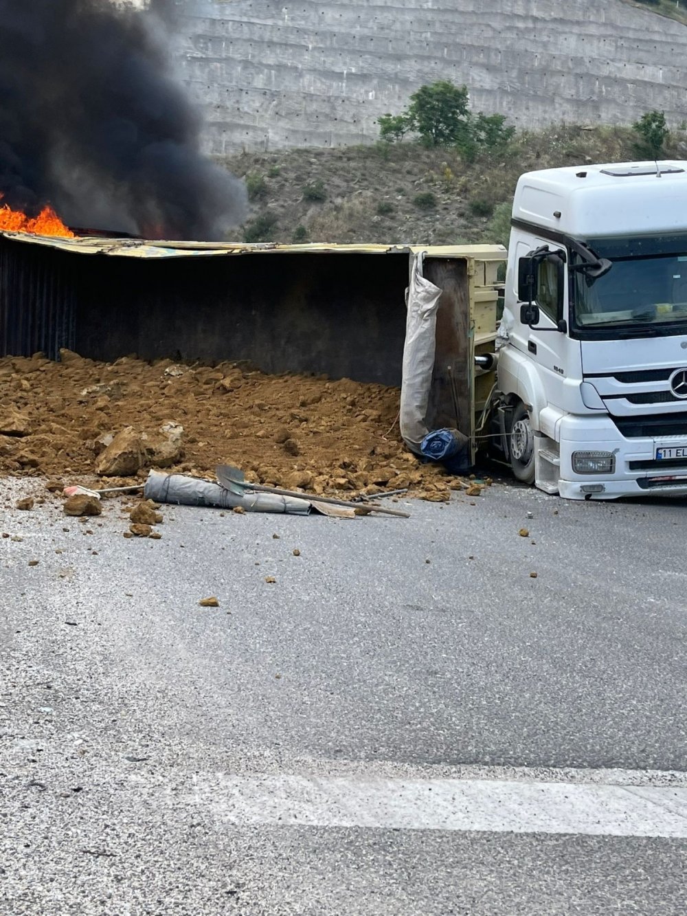 Tırlar çarpıştı! Biri alev alev yandı