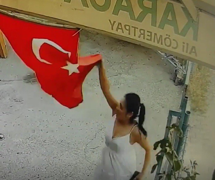 Adana'da Türk Bayrağını indirip çöp kutusuna atan kadının savunması 'pes' dedirdi
