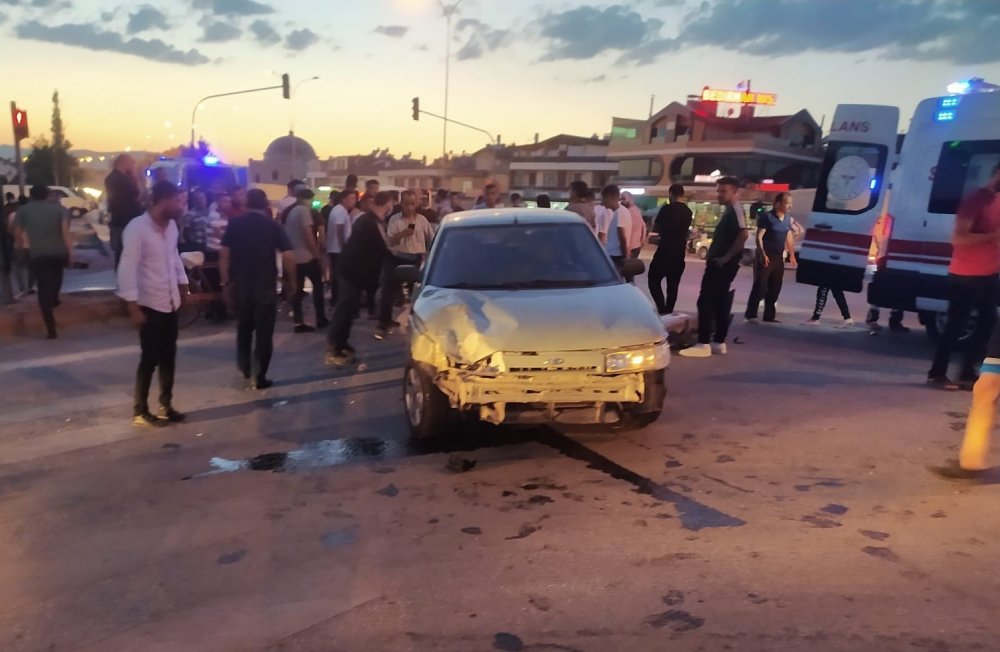 Konya'da ışık ihlali kazayı getirdi! İki motosiklet otomobile böyle çarptı