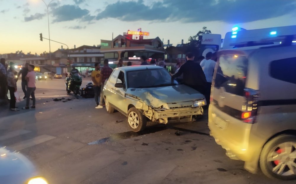 Konya'da ışık ihlali kazayı getirdi! İki motosiklet otomobile böyle çarptı