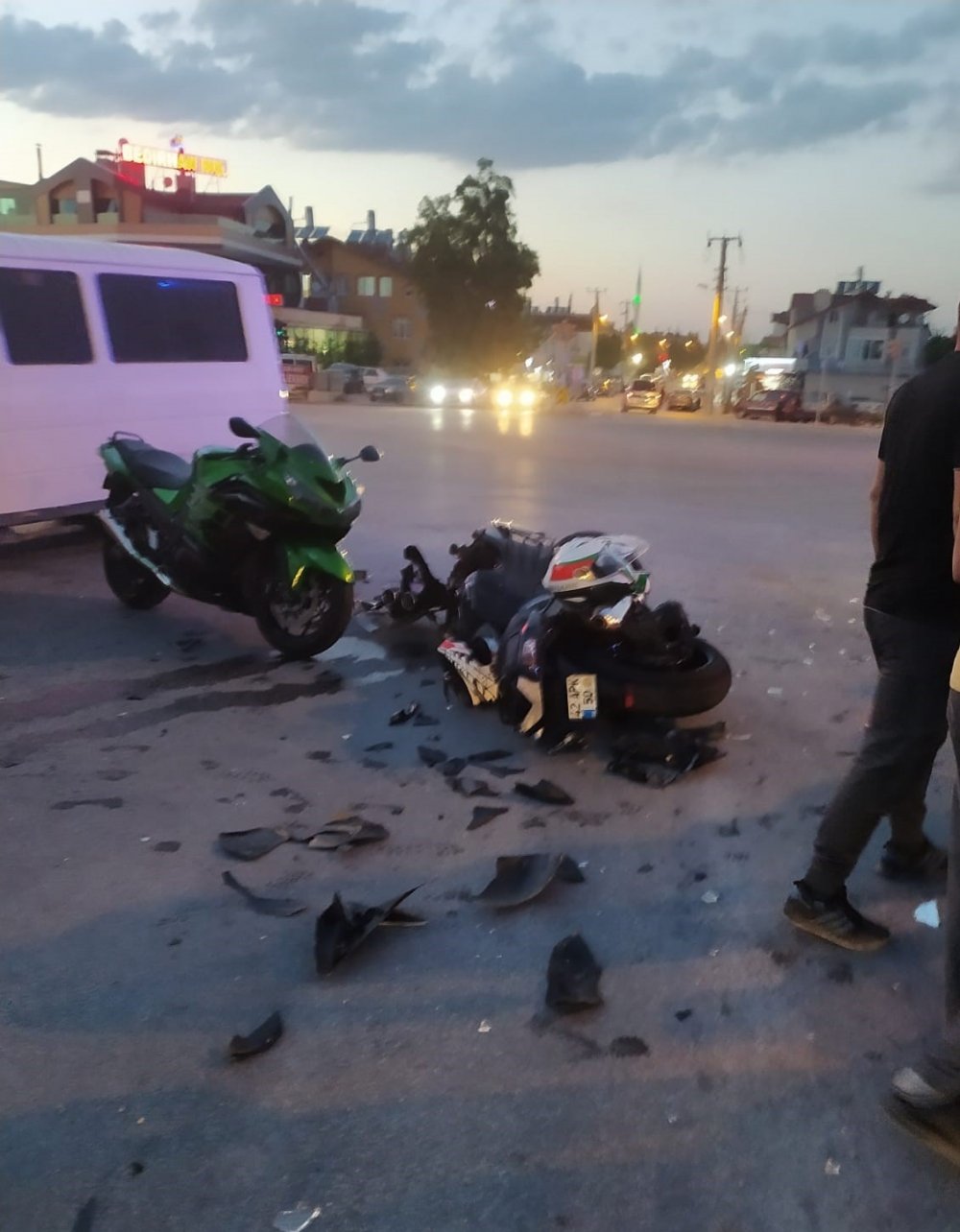Konya'da ışık ihlali kazayı getirdi! İki motosiklet otomobile böyle çarptı