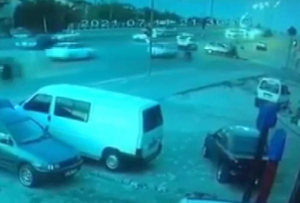 Konya'da ışık ihlali kazayı getirdi! İki motosiklet otomobile böyle çarptı