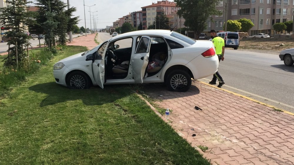 Konya'da otomobil aydınlatma direğine çarptı! 2 yaralı