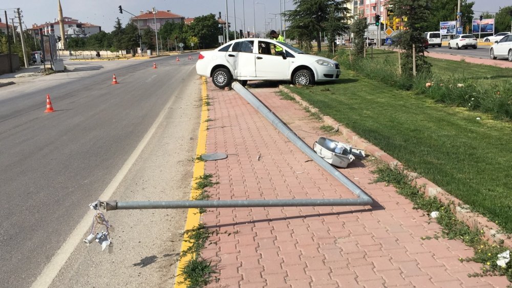 Konya'da otomobil aydınlatma direğine çarptı! 2 yaralı