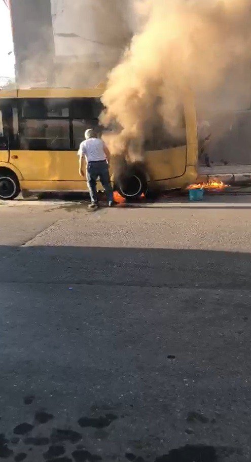 İstanbul'da park halindeki dolmuş alev alev yandı