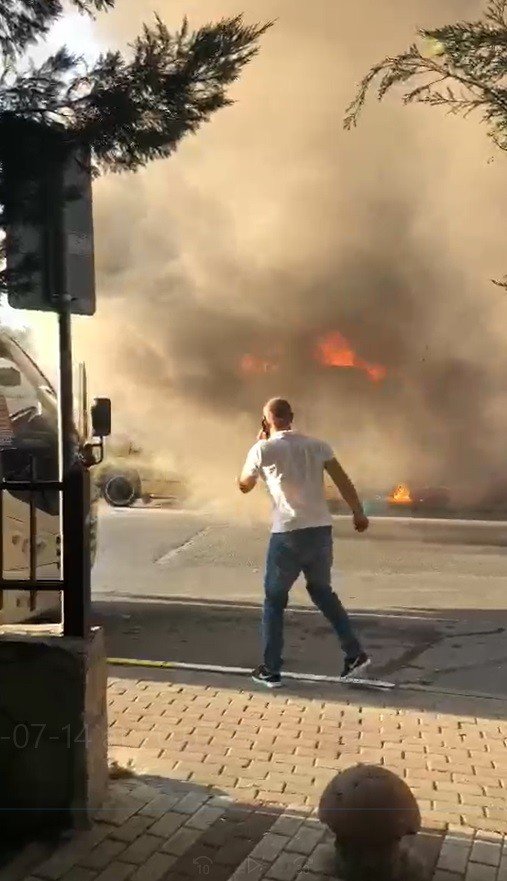 İstanbul'da park halindeki dolmuş alev alev yandı