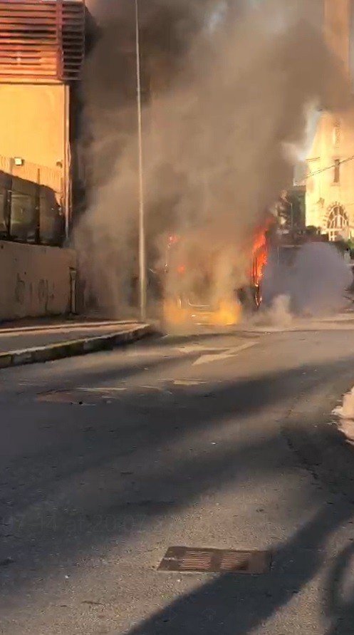 İstanbul'da park halindeki dolmuş alev alev yandı