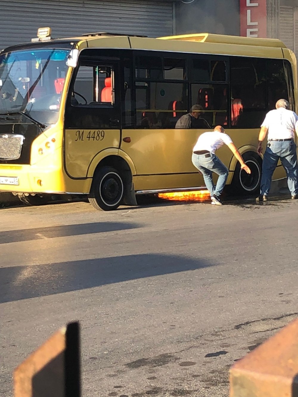 İstanbul'da park halindeki dolmuş alev alev yandı