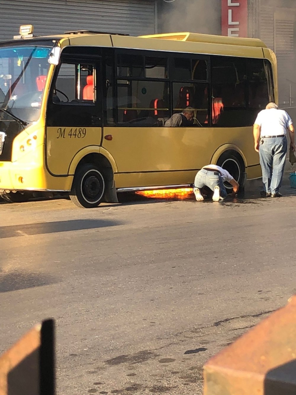İstanbul'da park halindeki dolmuş alev alev yandı