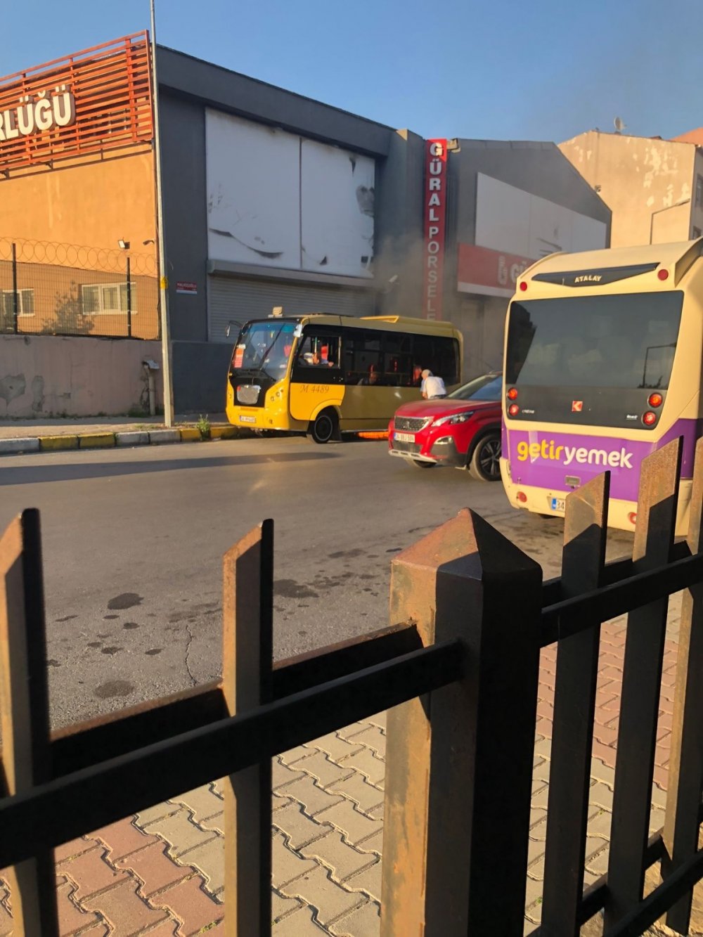 İstanbul'da park halindeki dolmuş alev alev yandı