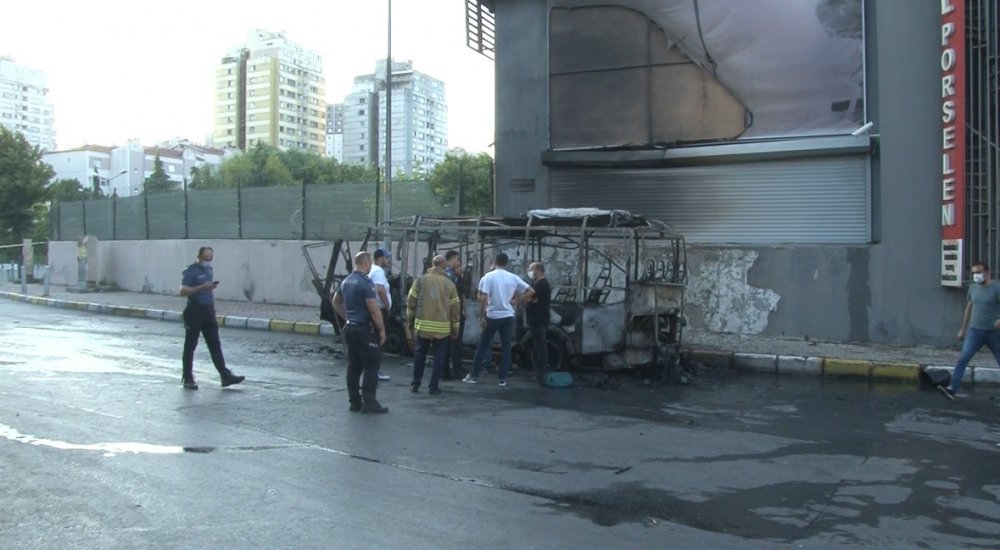 İstanbul'da park halindeki dolmuş alev alev yandı