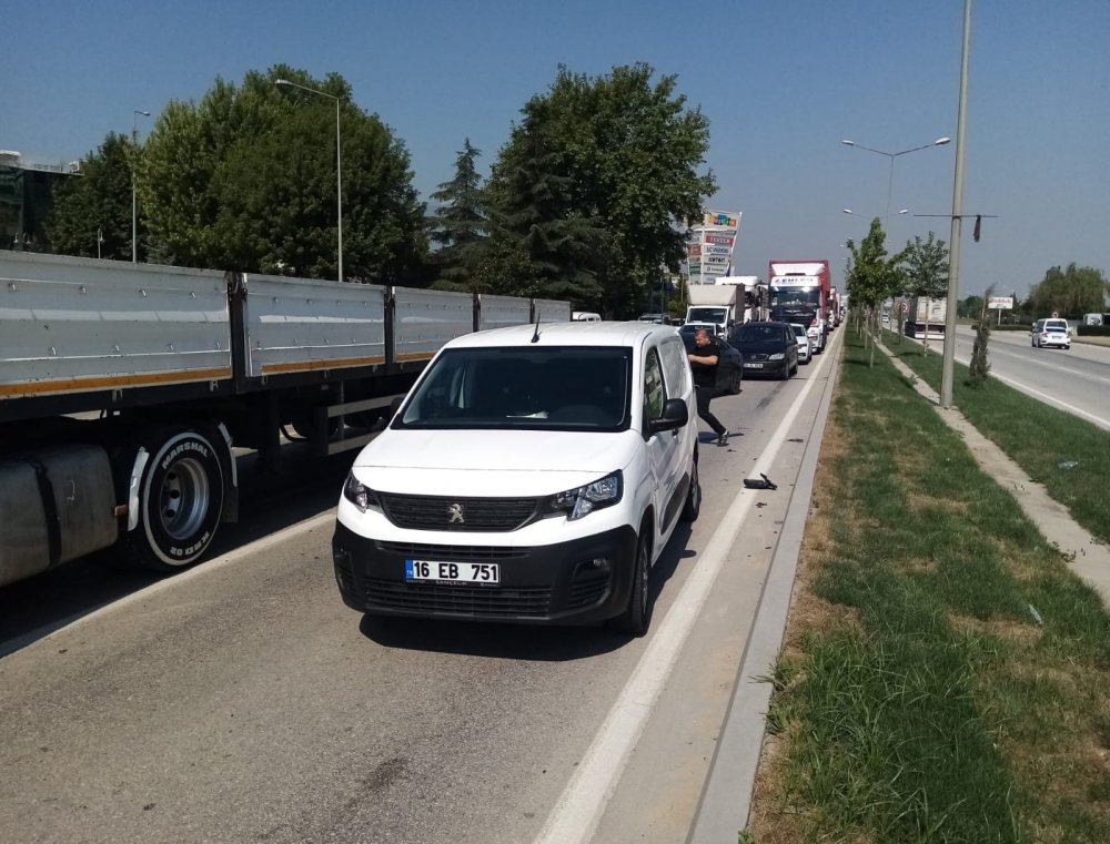 Kamyonete çarparak devrilen aracın altında feci ölüm!