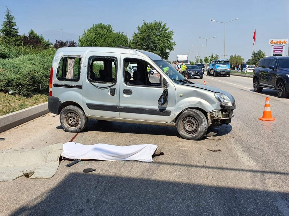 Kamyonete çarparak devrilen aracın altında feci ölüm!