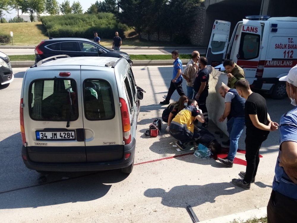 Kamyonete çarparak devrilen aracın altında feci ölüm!