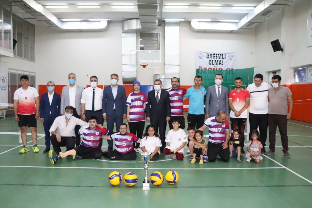 Karaman Valisi Işık'tan şampiyonlara baklava jesti! Elleriyle yedirdi