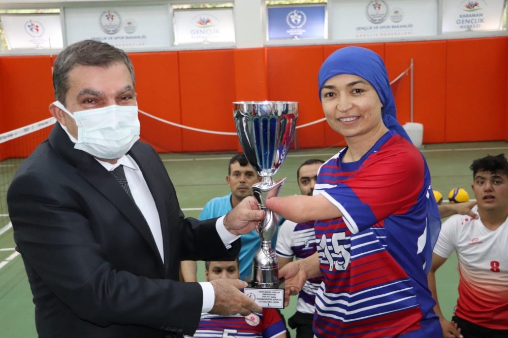 Karaman Valisi Işık'tan şampiyonlara baklava jesti! Elleriyle yedirdi