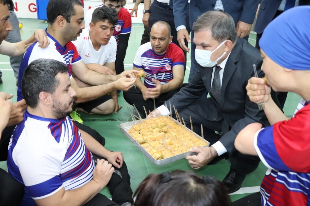 Karaman Valisi Işık'tan şampiyonlara baklava jesti! Elleriyle yedirdi
