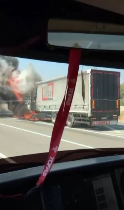 Seyir halindeki tırın ön lastikleri alev alev yandı!