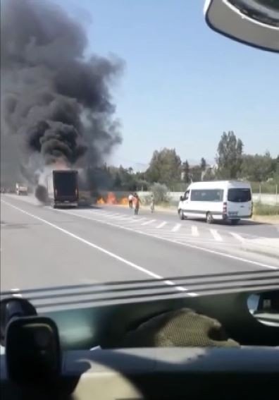 Seyir halindeki tırın ön lastikleri alev alev yandı!
