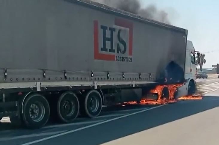 Seyir halindeki tırın ön lastikleri alev alev yandı!