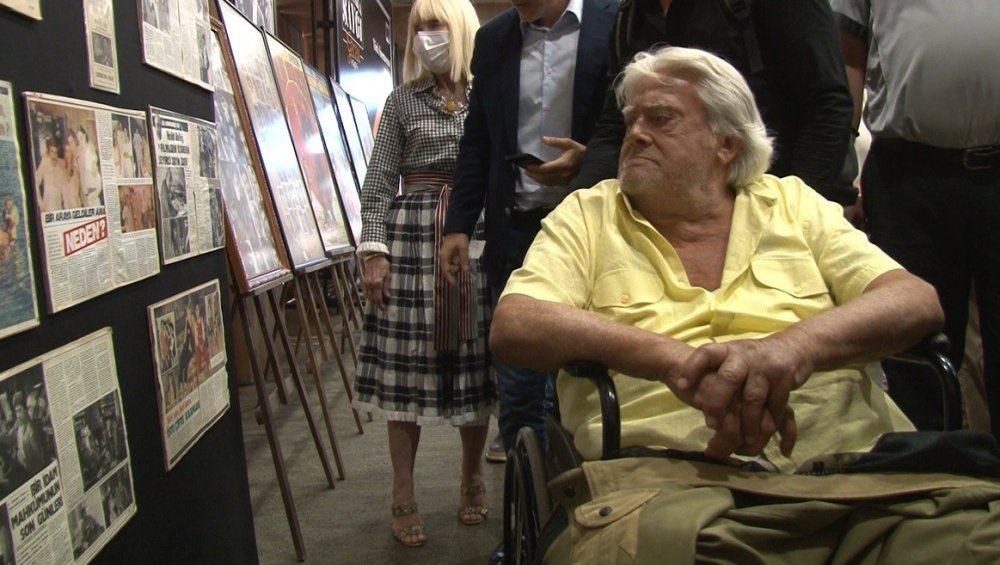 Yeşilçam'ın usta oyuncusu Cüneyt Arkın kendi filmlerini izlerken duygu dolu anlar yaşadı