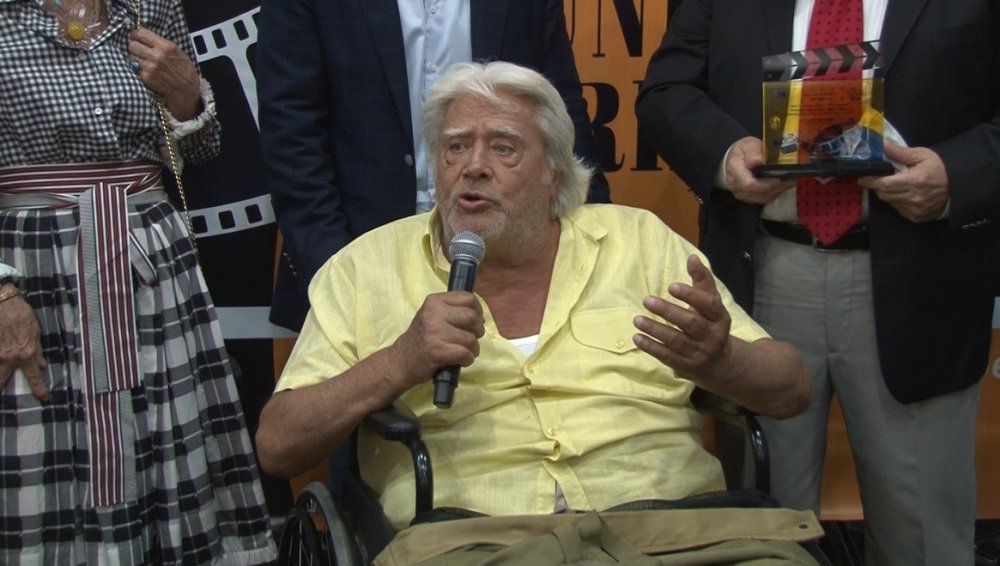 Yeşilçam'ın usta oyuncusu Cüneyt Arkın kendi filmlerini izlerken duygu dolu anlar yaşadı