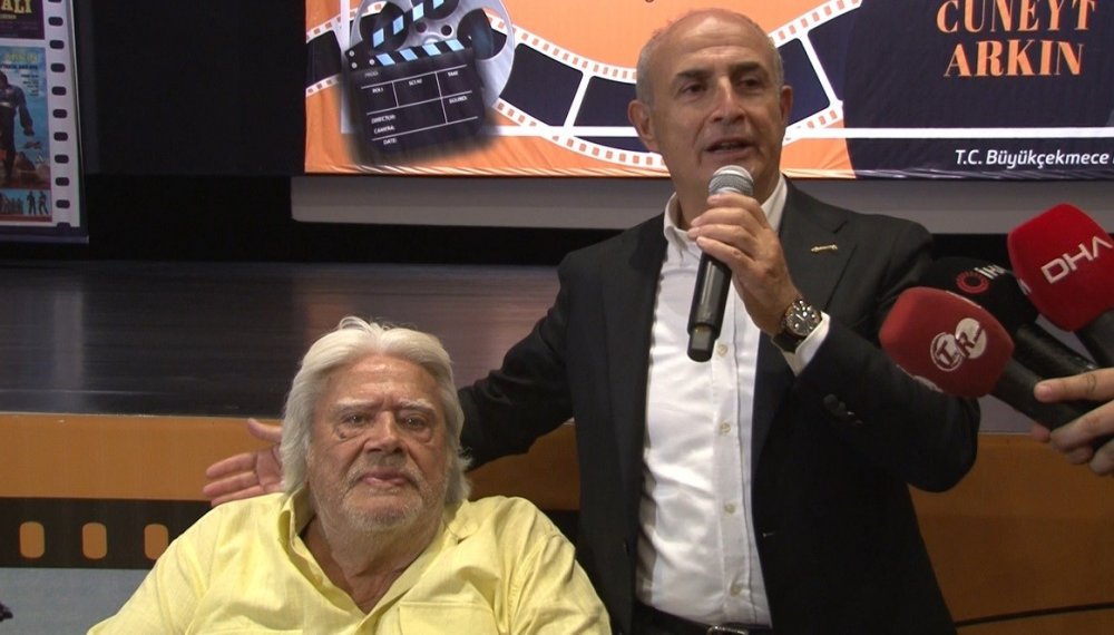 Yeşilçam'ın usta oyuncusu Cüneyt Arkın kendi filmlerini izlerken duygu dolu anlar yaşadı