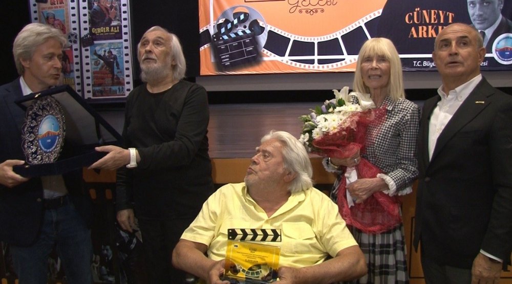 Yeşilçam'ın usta oyuncusu Cüneyt Arkın kendi filmlerini izlerken duygu dolu anlar yaşadı