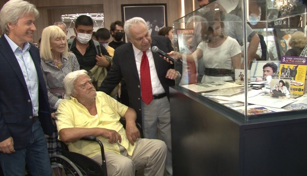 Yeşilçam'ın usta oyuncusu Cüneyt Arkın kendi filmlerini izlerken duygu dolu anlar yaşadı