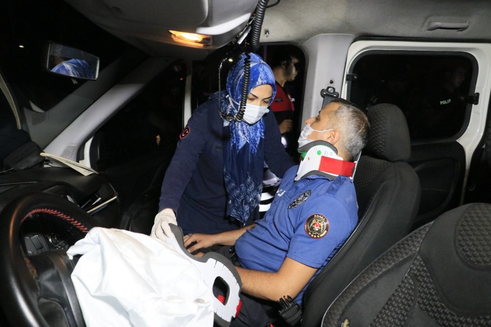 Adana’da polis otosu ticari araçla çarpıştı! 2’si polis 5 yaralı