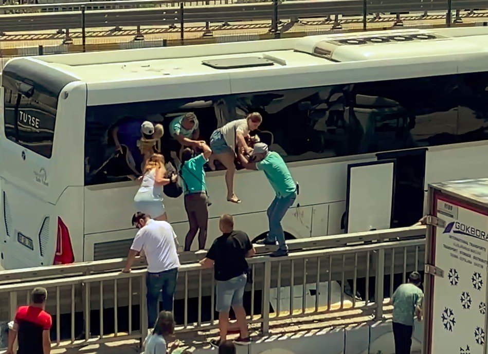 Alanya'da korku dolu anlar! Camları kırıp dışarı atladılar