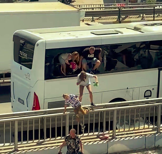Alanya'da korku dolu anlar! Camları kırıp dışarı atladılar