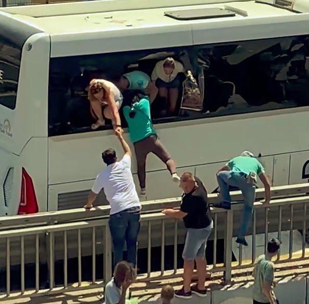 Alanya'da korku dolu anlar! Camları kırıp dışarı atladılar