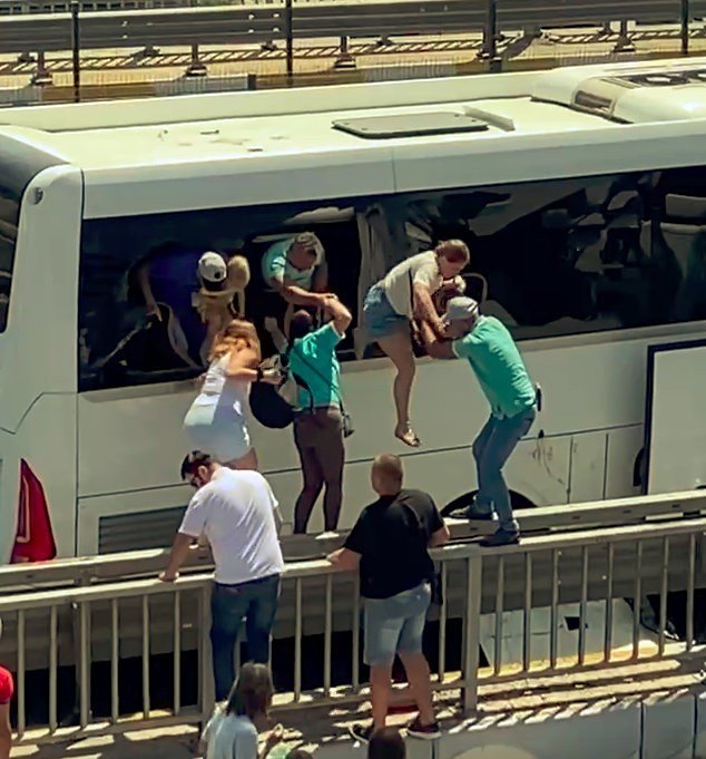 Alanya'da korku dolu anlar! Camları kırıp dışarı atladılar
