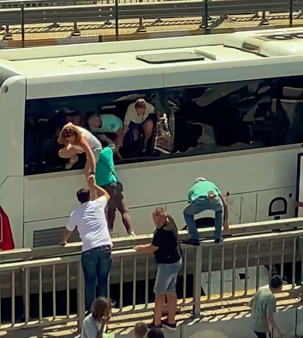 Alanya'da korku dolu anlar! Camları kırıp dışarı atladılar