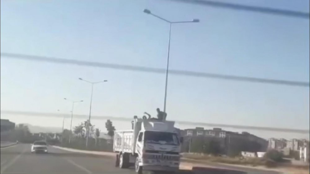 Konya'da kamyon üzerindeki tehlikeli yolculuk kameraya yakalandı