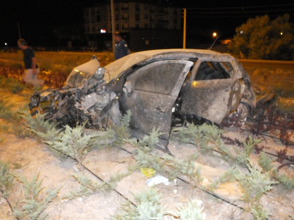 Aksaray-Konya yolunda takla atan otomobil refüje düştü! 5 yaralı