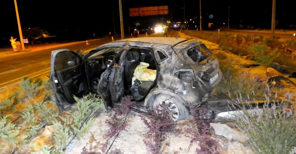 Aksaray-Konya yolunda takla atan otomobil refüje düştü! 5 yaralı